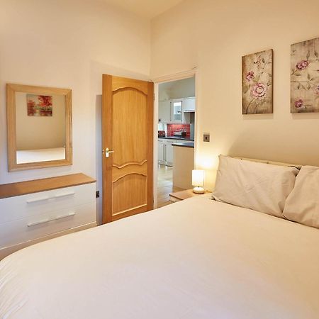 Host & Stay - Folkton Cottages Скарборо Номер фото